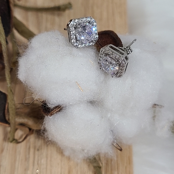 ⭐️⭐️NEW⭐️⭐️EXQUISITE!! OCTAGON CLEAR CZ Stud Earrings in 14kt White Gold Plating - Picture 6 of 13